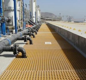 برش گریتینگ کامپوزیتی FRP/GRP در محل عبور لوله‌های صنعتی برای نصب دقیقک